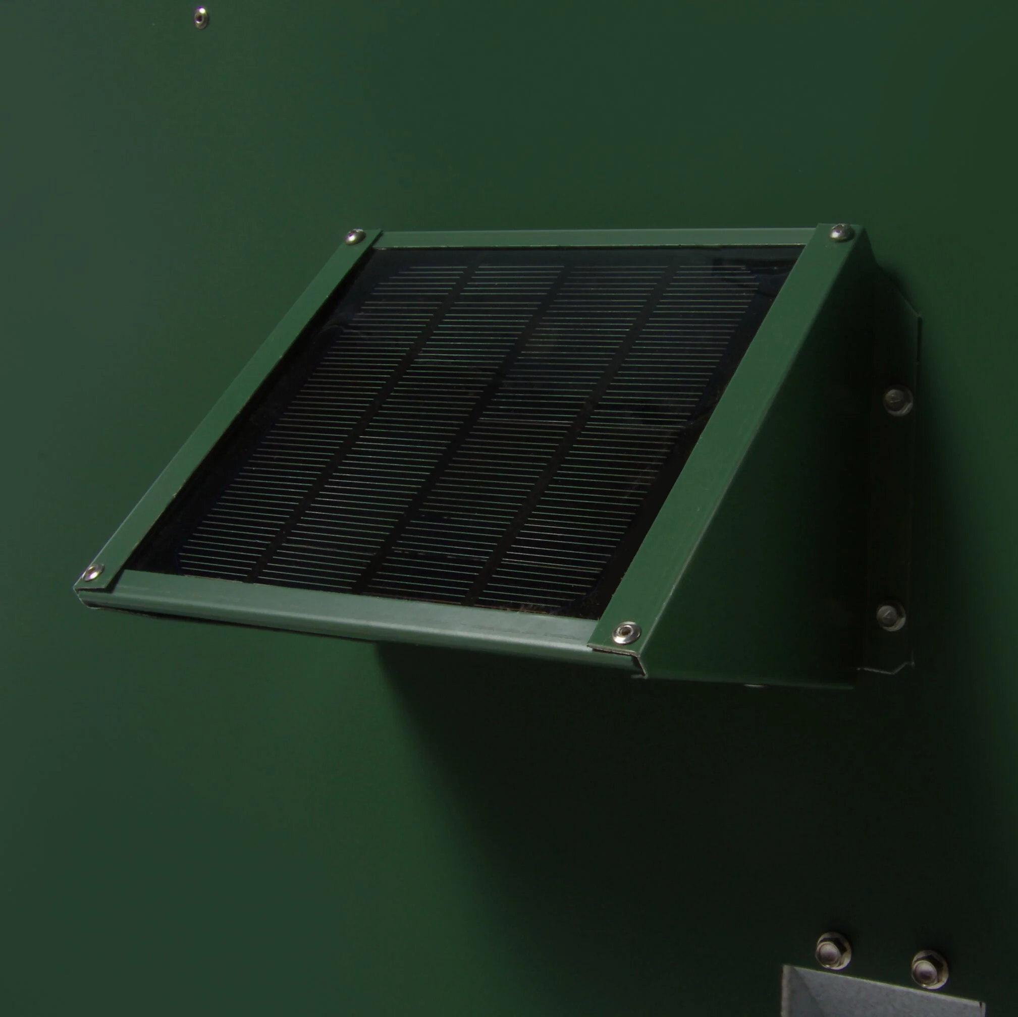 Sweeney Feeders 125 lb. Directional Fish Feeder, Green with Angled Legs - Solar INCLUDED - Image 3